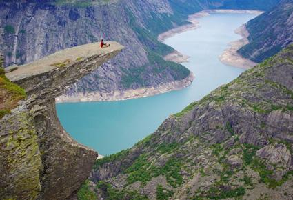 "Trolltunga" أجمل موقع طبيعي لعام 2012